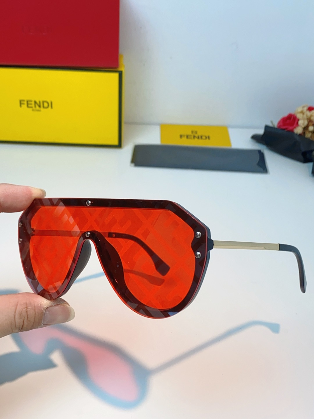 Fendi芬迪 无框飞行员式太阳镜 | 摩登老花的先锋表达，这副墨镜以先锋的一体式无框设计为核心，利落的