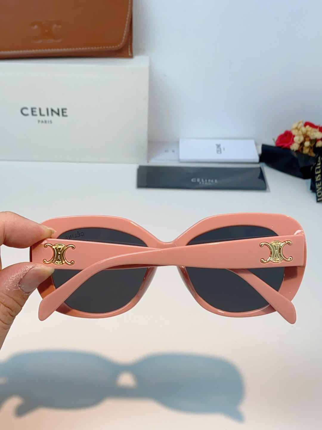 Celine赛林 凯旋门系列猫眼太阳镜 | 不费力的法式复古腔调这副墨镜以经典的猫眼轮廓为基底，高光镜框