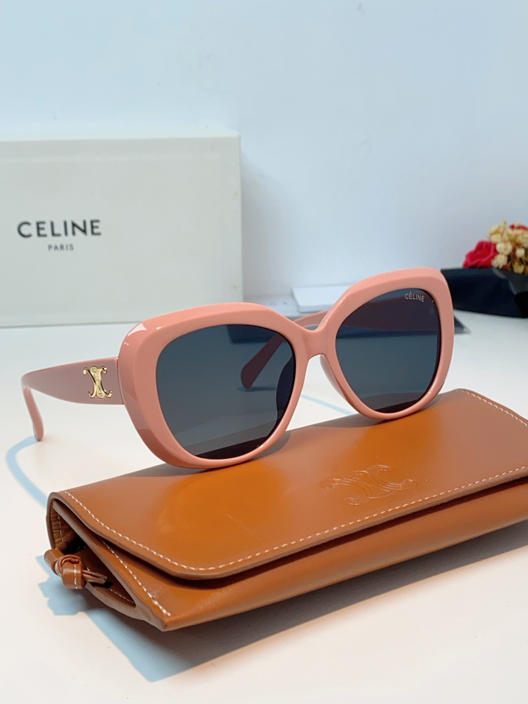 Celine赛林 凯旋门系列猫眼太阳镜 | 不费力的法式复古腔调这副墨镜以经典的猫眼轮廓为基底，高光镜框
