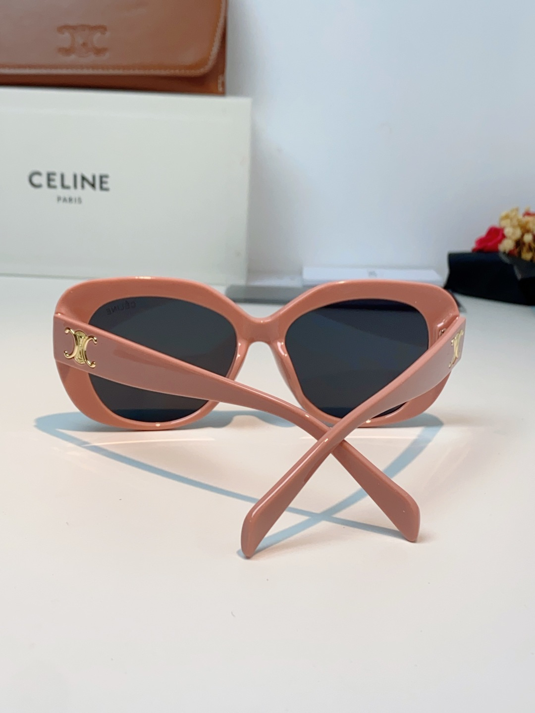Celine赛林 凯旋门系列猫眼太阳镜 | 不费力的法式复古腔调这副墨镜以经典的猫眼轮廓为基底，高光镜框