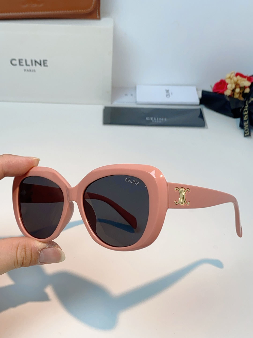 Celine赛林 凯旋门系列猫眼太阳镜 | 不费力的法式复古腔调这副墨镜以经典的猫眼轮廓为基底，高光镜框
