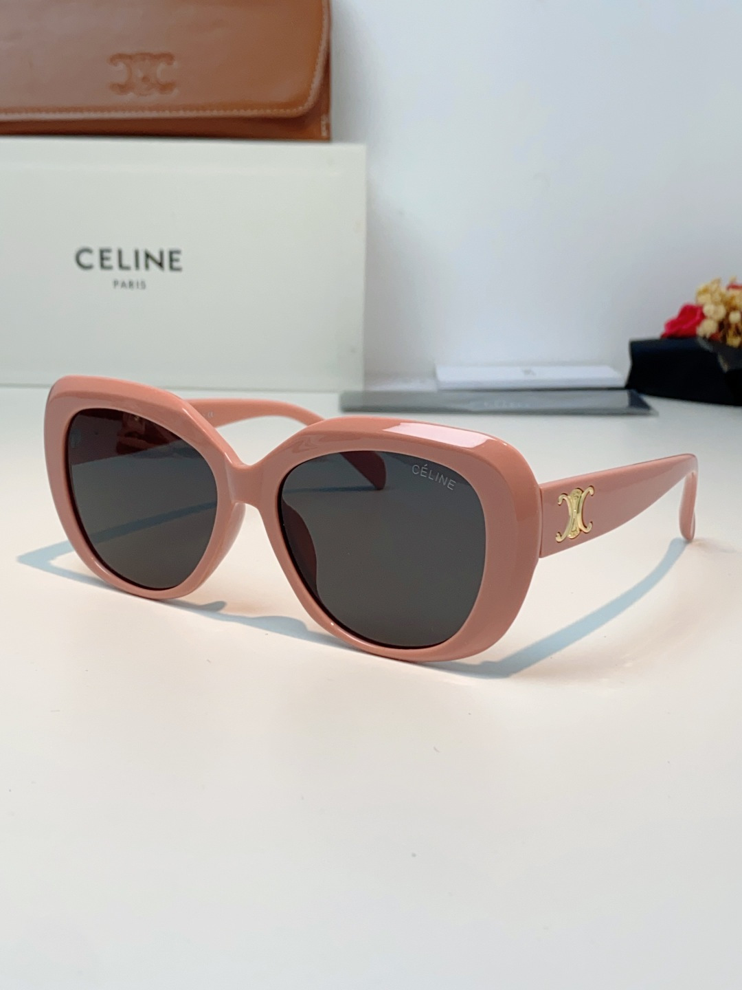 Celine赛林 凯旋门系列猫眼太阳镜 | 不费力的法式复古腔调这副墨镜以经典的猫眼轮廓为基底，高光镜框