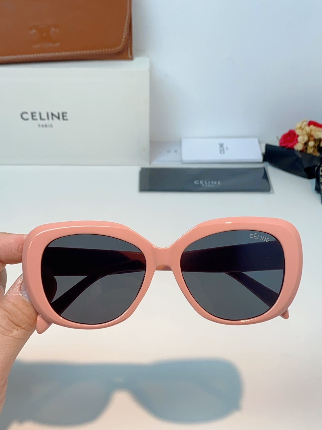 Celine赛林 凯旋门系列猫眼太阳镜 | 不费力的法式复古腔调这副墨镜以经典的猫眼轮廓为基底，高光镜框
