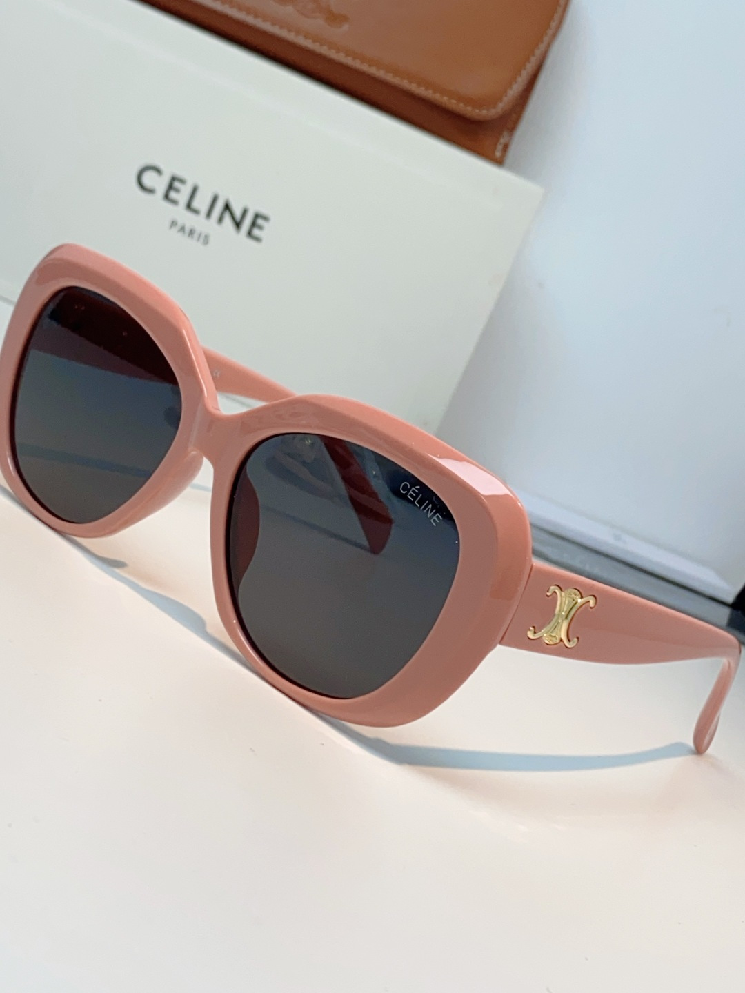 Celine赛林 凯旋门系列猫眼太阳镜 | 不费力的法式复古腔调这副墨镜以经典的猫眼轮廓为基底，高光镜框