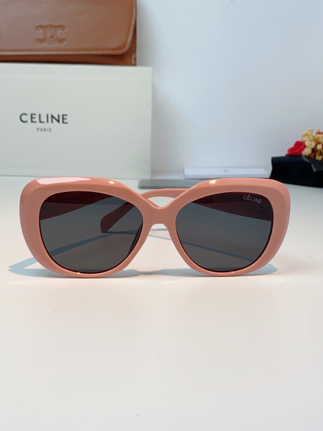 Celine赛林 凯旋门系列猫眼太阳镜 | 不费力的法式复古腔调这副墨镜以经典的猫眼轮廓为基底，高光镜框