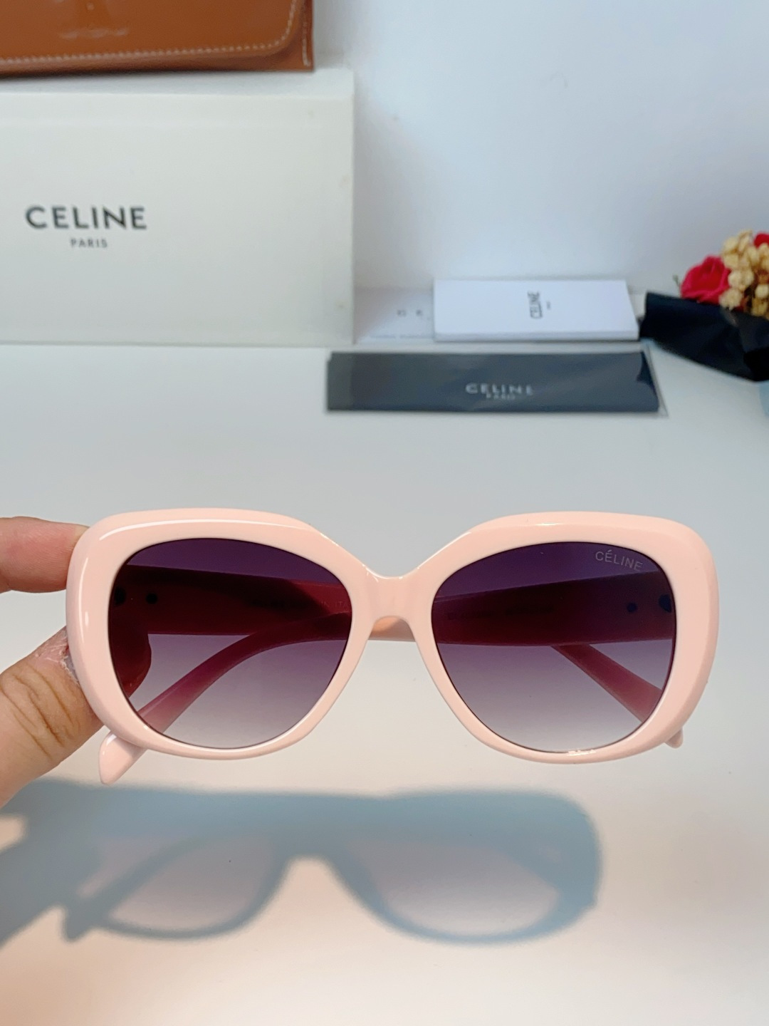 Celine赛林 凯旋门系列猫眼太阳镜 | 不费力的法式复古腔调这副墨镜以经典的猫眼轮廓为基底，高光镜框