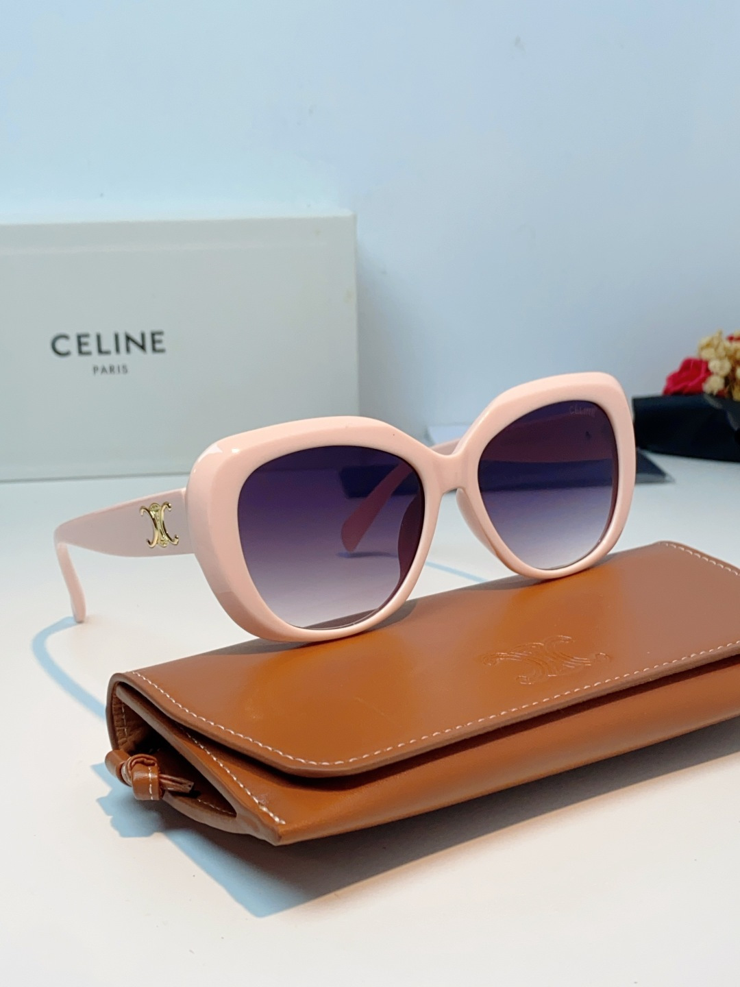 Celine赛林 凯旋门系列猫眼太阳镜 | 不费力的法式复古腔调这副墨镜以经典的猫眼轮廓为基底，高光镜框
