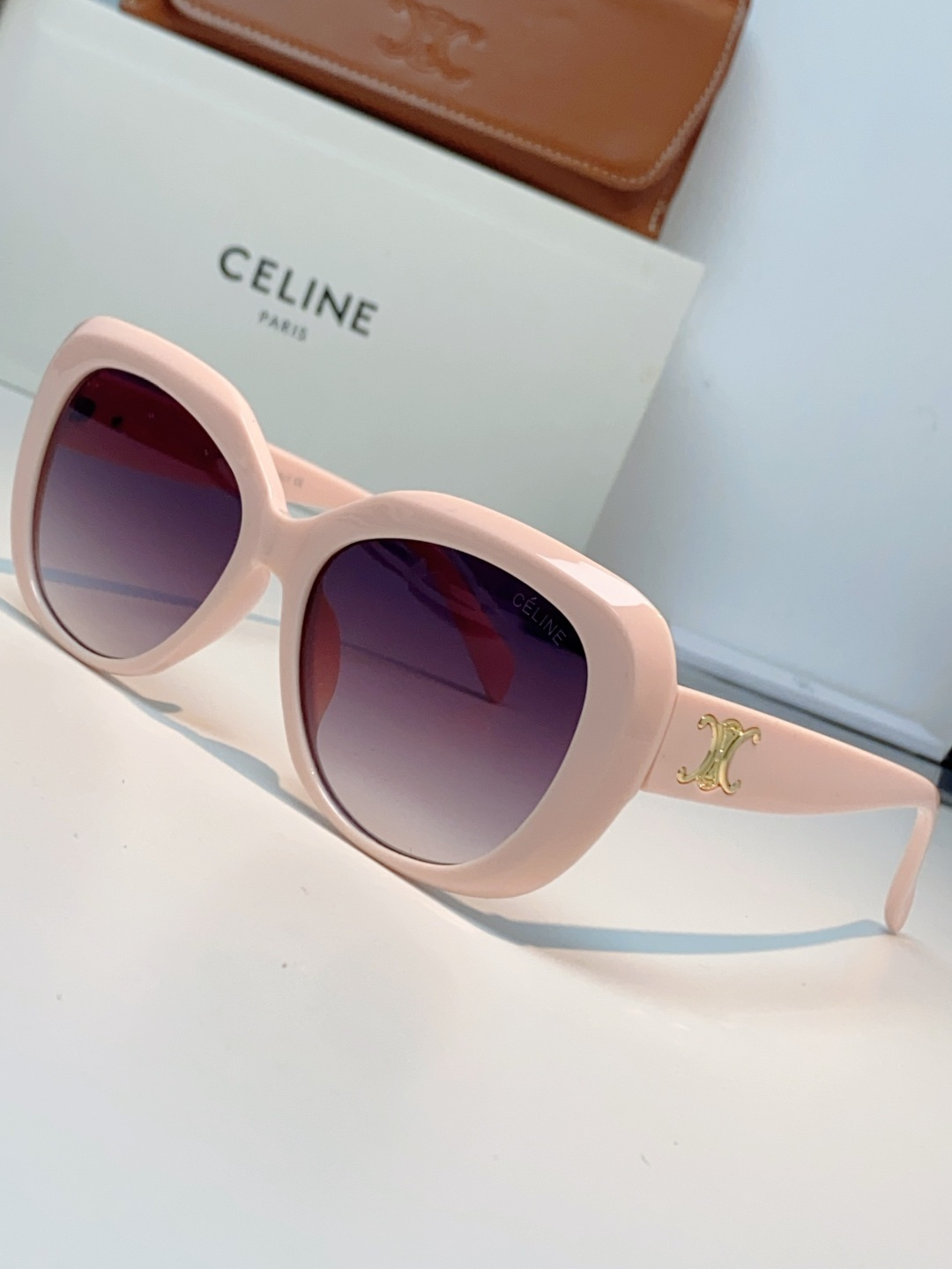 Celine赛林 凯旋门系列猫眼太阳镜 | 不费力的法式复古腔调这副墨镜以经典的猫眼轮廓为基底，高光镜框