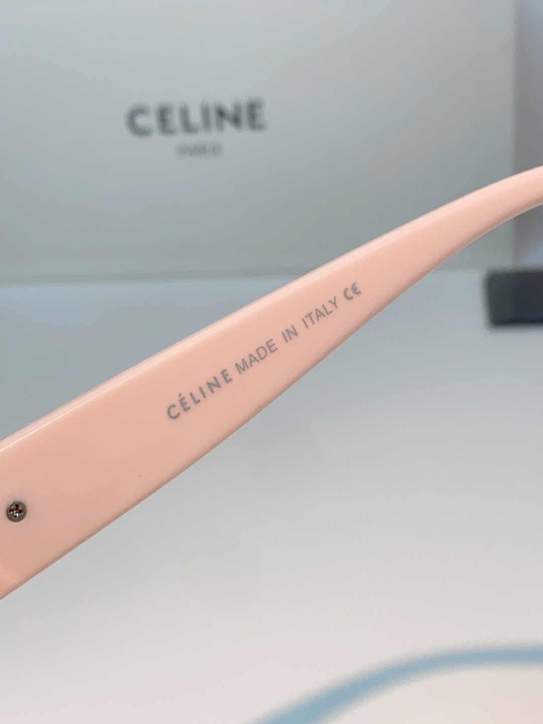 Celine赛林 凯旋门系列猫眼太阳镜 | 不费力的法式复古腔调这副墨镜以经典的猫眼轮廓为基底，高光镜框