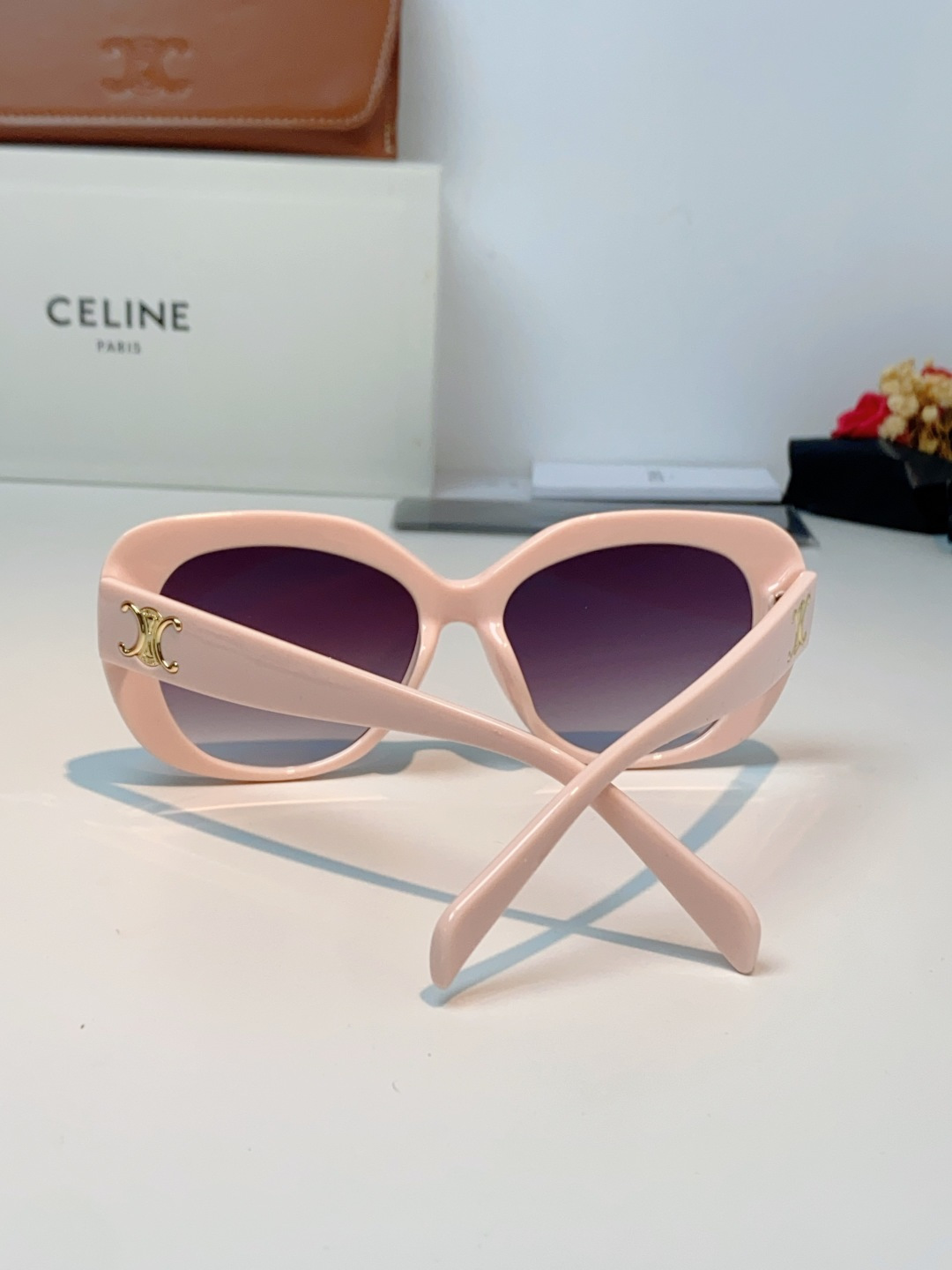 Celine赛林 凯旋门系列猫眼太阳镜 | 不费力的法式复古腔调这副墨镜以经典的猫眼轮廓为基底，高光镜框