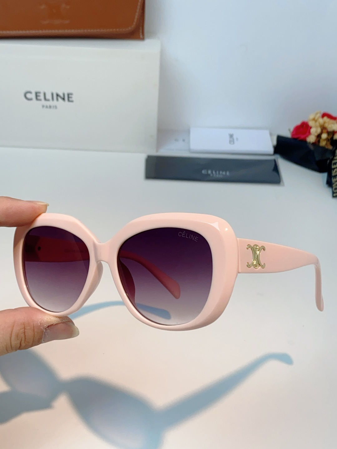 Celine赛林 凯旋门系列猫眼太阳镜 | 不费力的法式复古腔调这副墨镜以经典的猫眼轮廓为基底，高光镜框