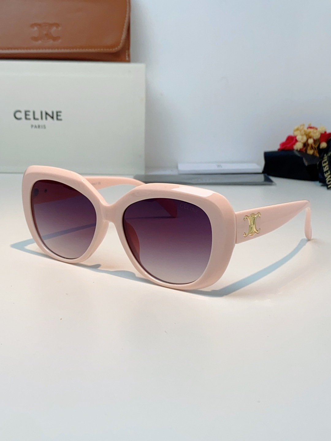 Celine赛林 凯旋门系列猫眼太阳镜 | 不费力的法式复古腔调这副墨镜以经典的猫眼轮廓为基底，高光镜框