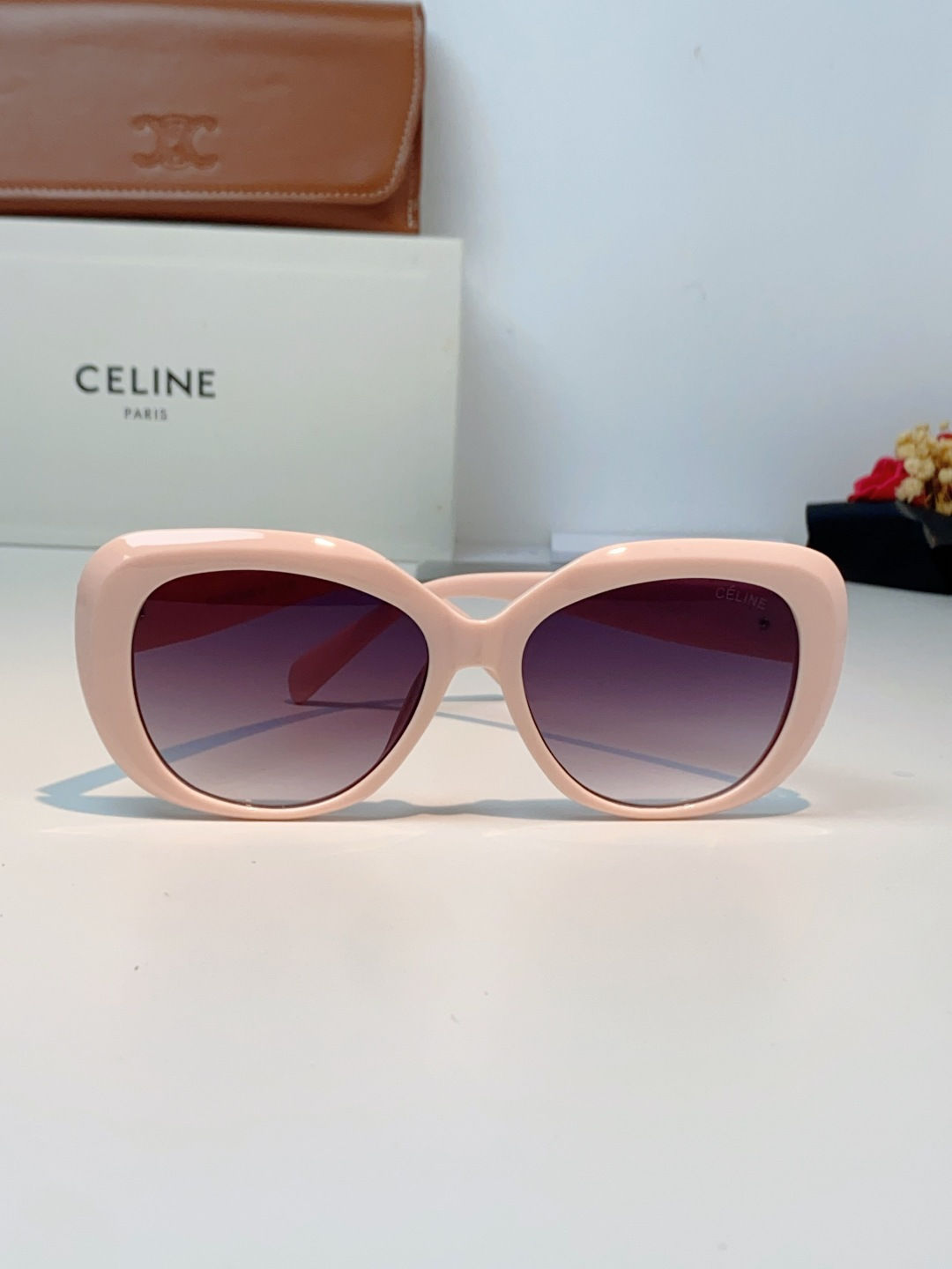 Celine赛林 凯旋门系列猫眼太阳镜 | 不费力的法式复古腔调这副墨镜以经典的猫眼轮廓为基底，高光镜框