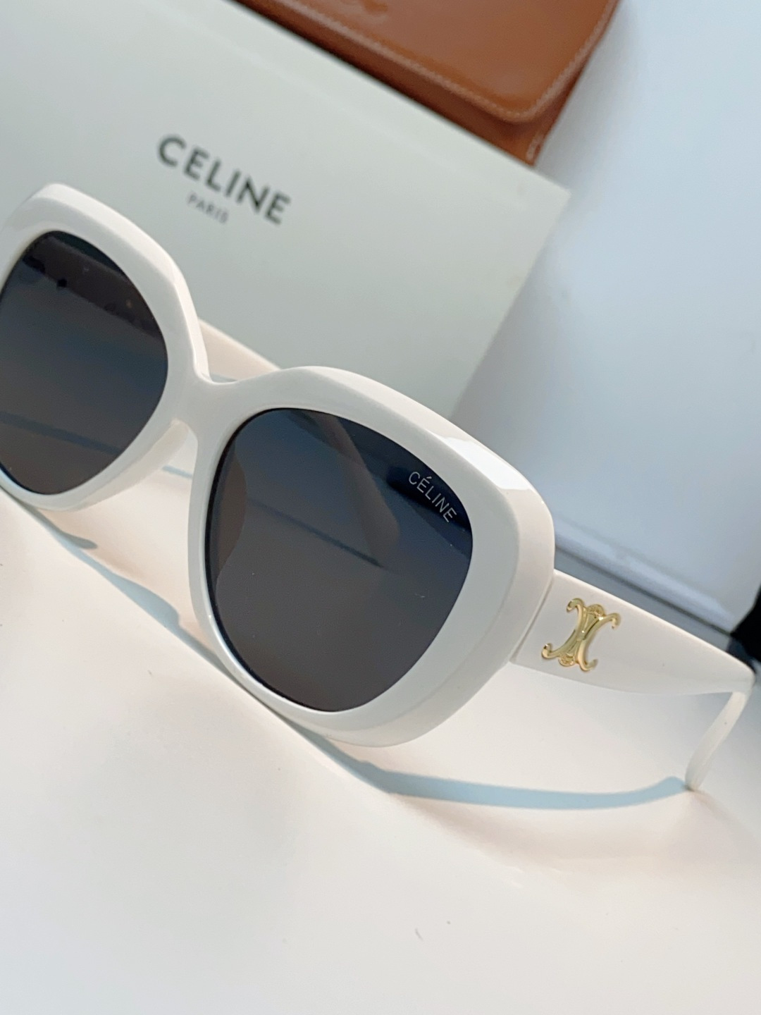 Celine赛林 凯旋门系列猫眼太阳镜 | 不费力的法式复古腔调这副墨镜以经典的猫眼轮廓为基底，高光镜框