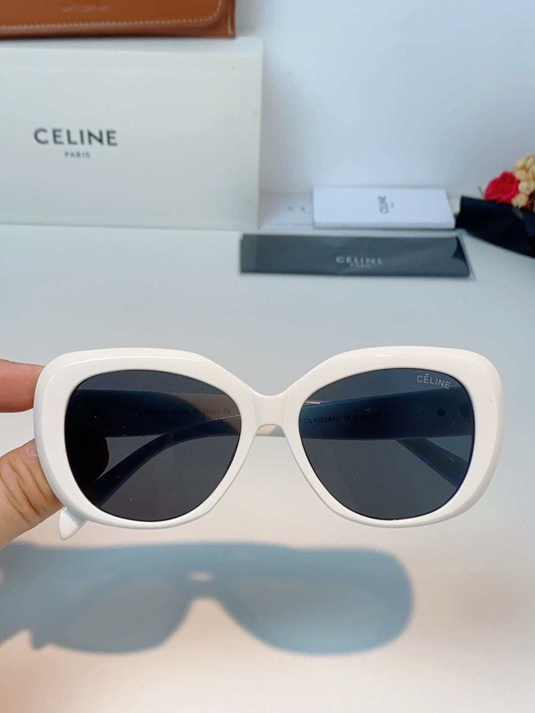 Celine赛林 凯旋门系列猫眼太阳镜 | 不费力的法式复古腔调这副墨镜以经典的猫眼轮廓为基底，高光镜框