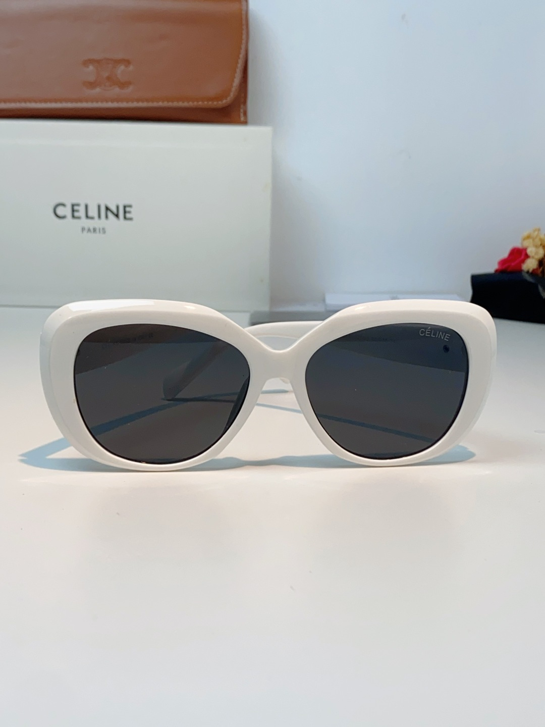 Celine赛林 凯旋门系列猫眼太阳镜 | 不费力的法式复古腔调这副墨镜以经典的猫眼轮廓为基底，高光镜框