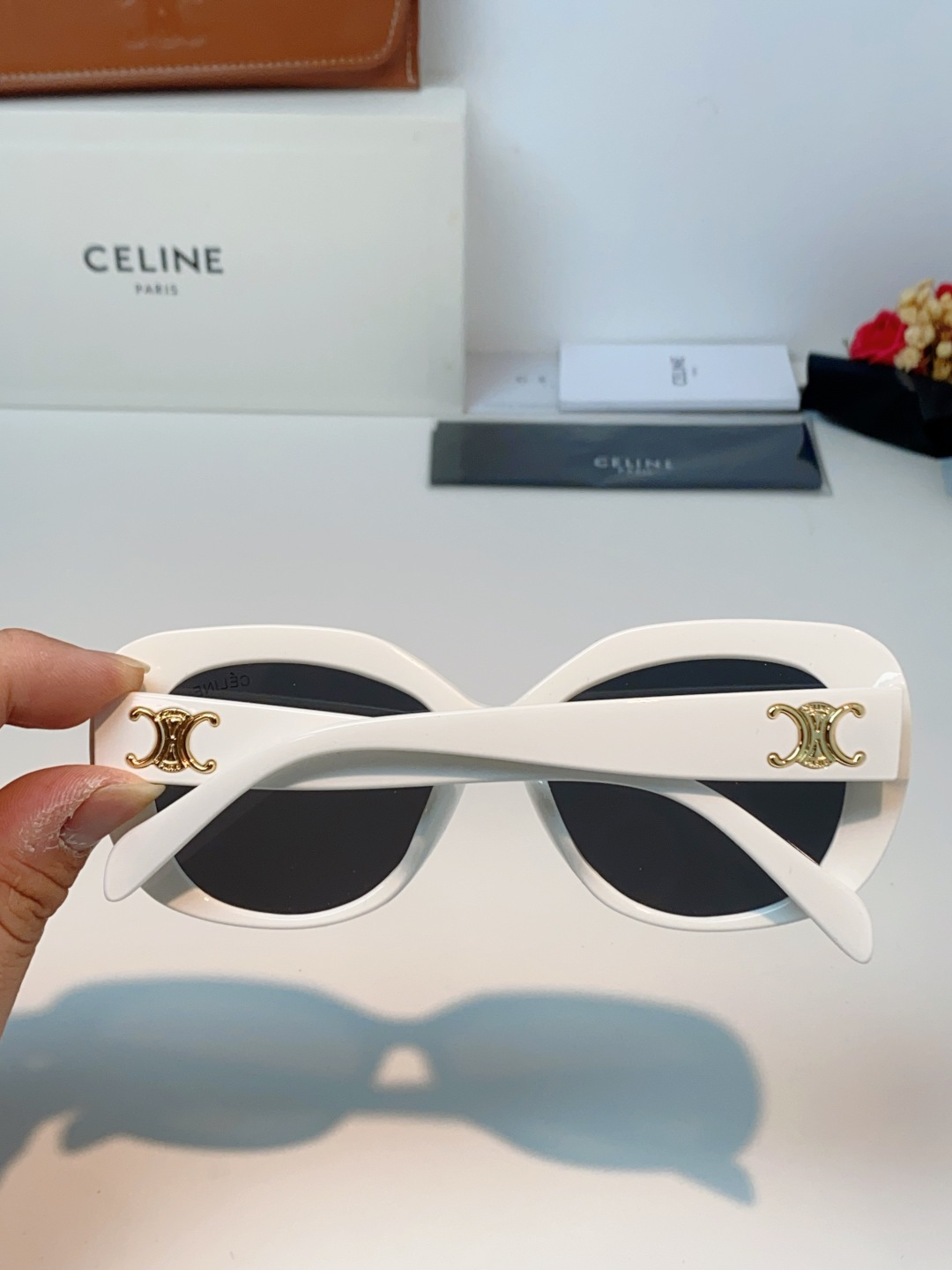 Celine赛林 凯旋门系列猫眼太阳镜 | 不费力的法式复古腔调这副墨镜以经典的猫眼轮廓为基底，高光镜框