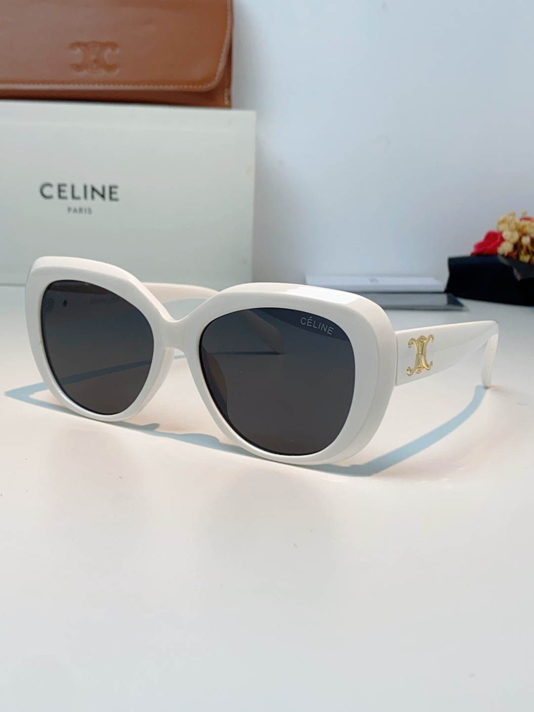 Celine赛林 凯旋门系列猫眼太阳镜 | 不费力的法式复古腔调这副墨镜以经典的猫眼轮廓为基底，高光镜框