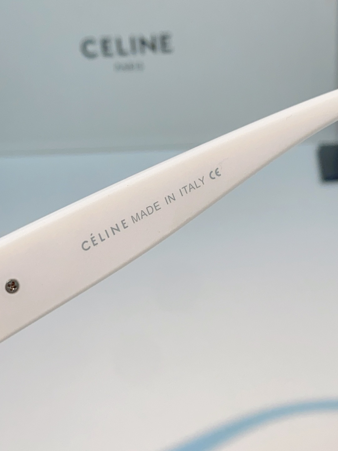 Celine赛林 凯旋门系列猫眼太阳镜 | 不费力的法式复古腔调这副墨镜以经典的猫眼轮廓为基底，高光镜框