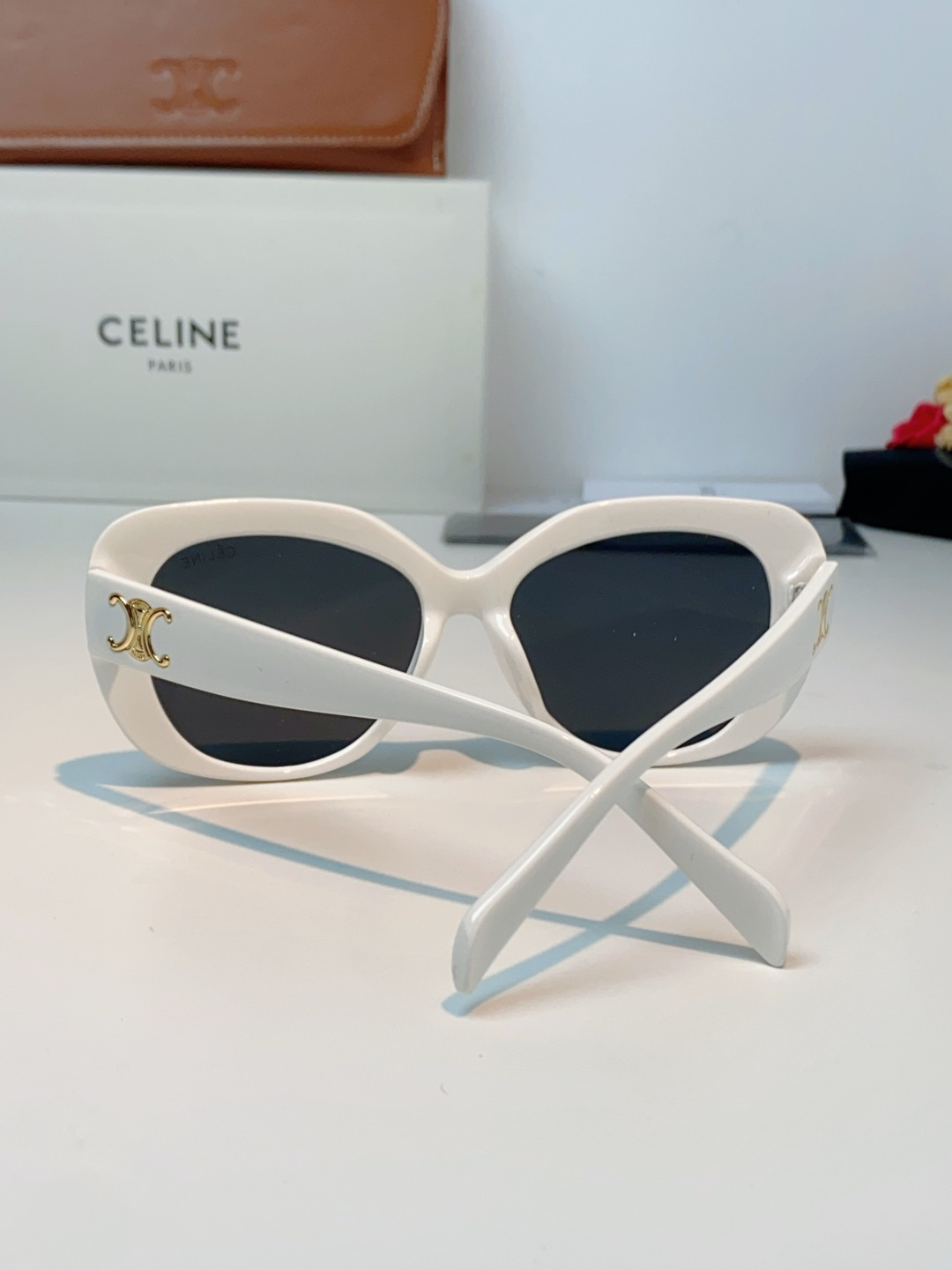 Celine赛林 凯旋门系列猫眼太阳镜 | 不费力的法式复古腔调这副墨镜以经典的猫眼轮廓为基底，高光镜框