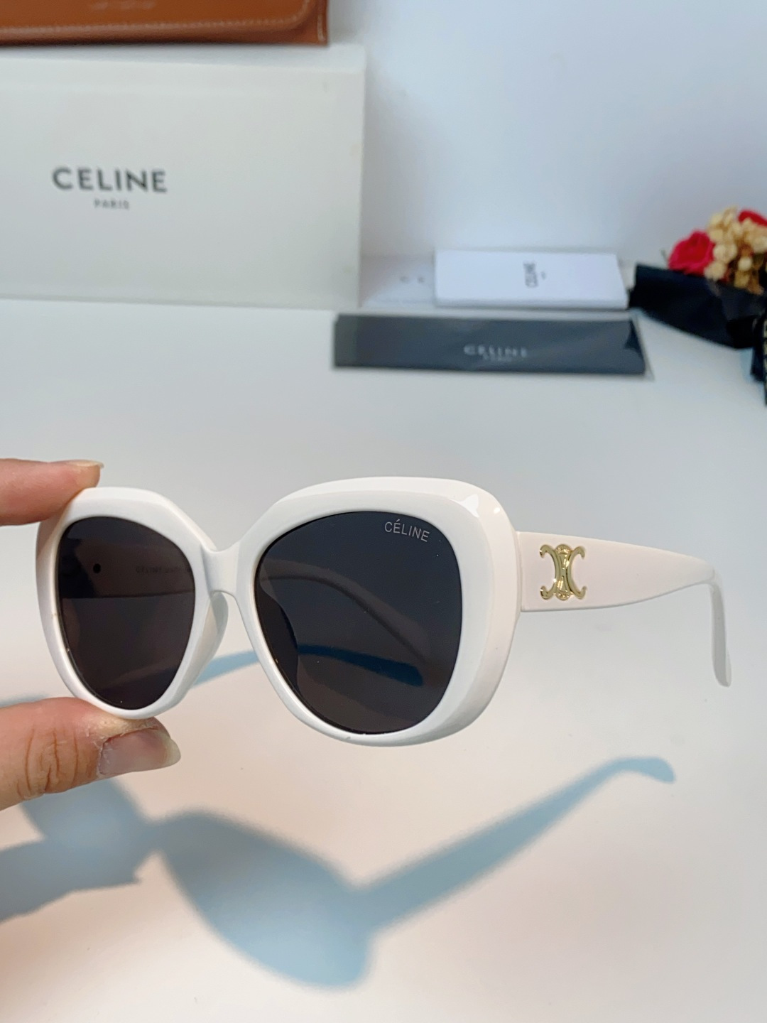 Celine赛林 凯旋门系列猫眼太阳镜 | 不费力的法式复古腔调这副墨镜以经典的猫眼轮廓为基底，高光镜框