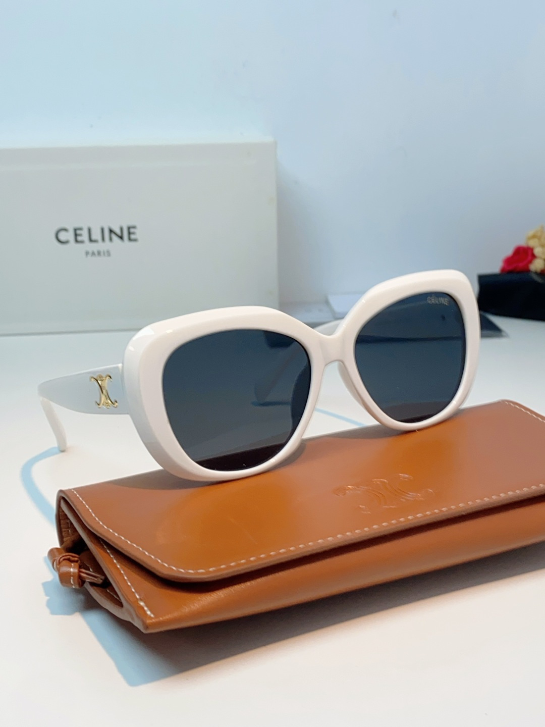 Celine赛林 凯旋门系列猫眼太阳镜 | 不费力的法式复古腔调这副墨镜以经典的猫眼轮廓为基底，高光镜框