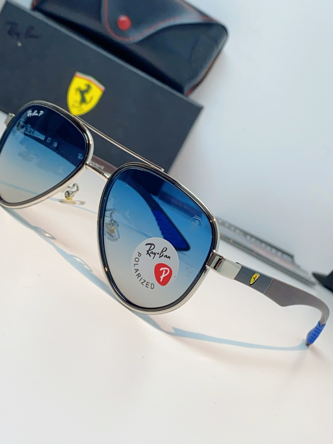 RayBan雷朋 × 法拉利 2026新款联名飞行员偏光太阳镜 | 速度与经典的碰撞这副墨镜以经典的飞行