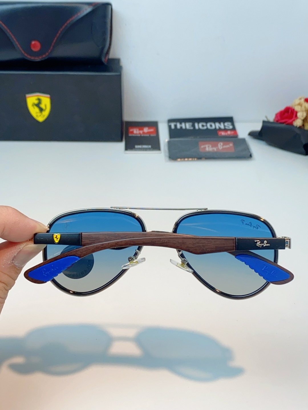 RayBan雷朋 × 法拉利 2026新款联名飞行员偏光太阳镜 | 速度与经典的碰撞这副墨镜以经典的飞行