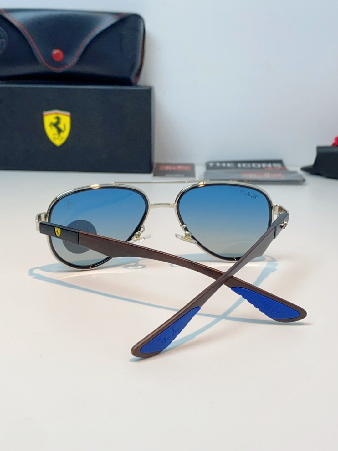 RayBan雷朋 × 法拉利 2026新款联名飞行员偏光太阳镜 | 速度与经典的碰撞这副墨镜以经典的飞行