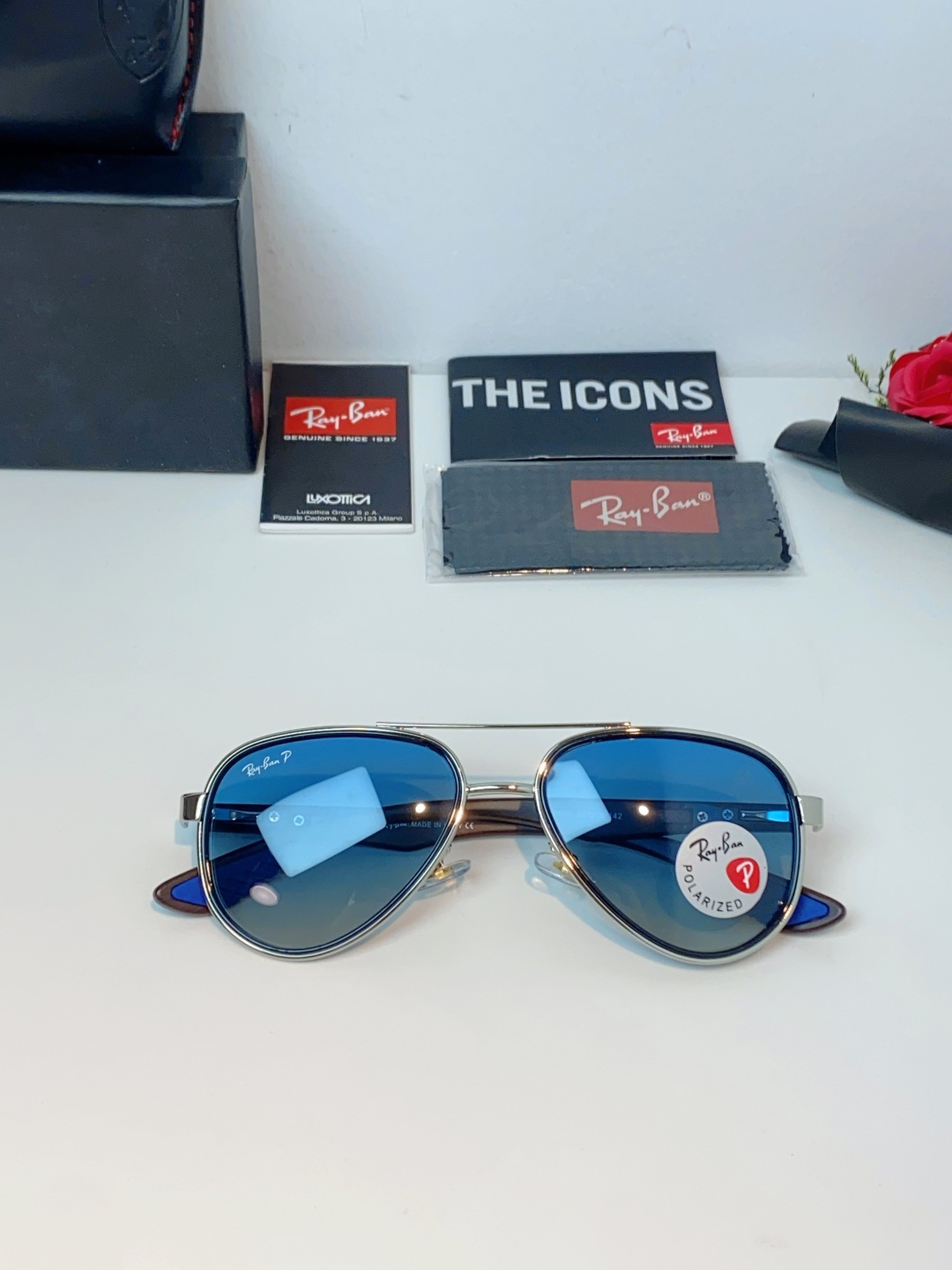 RayBan雷朋 × 法拉利 2026新款联名飞行员偏光太阳镜 | 速度与经典的碰撞这副墨镜以经典的飞行
