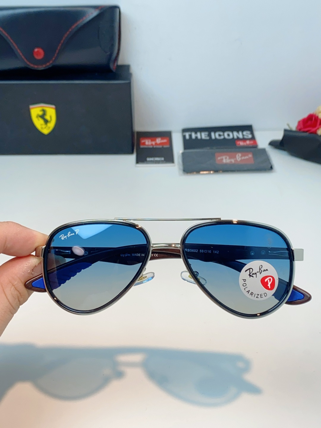 RayBan雷朋 × 法拉利 2026新款联名飞行员偏光太阳镜 | 速度与经典的碰撞这副墨镜以经典的飞行