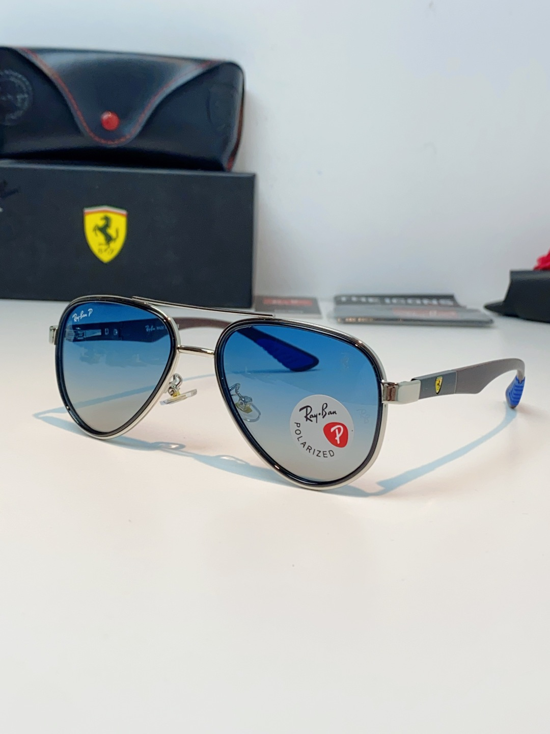 RayBan雷朋 × 法拉利 2026新款联名飞行员偏光太阳镜 | 速度与经典的碰撞这副墨镜以经典的飞行