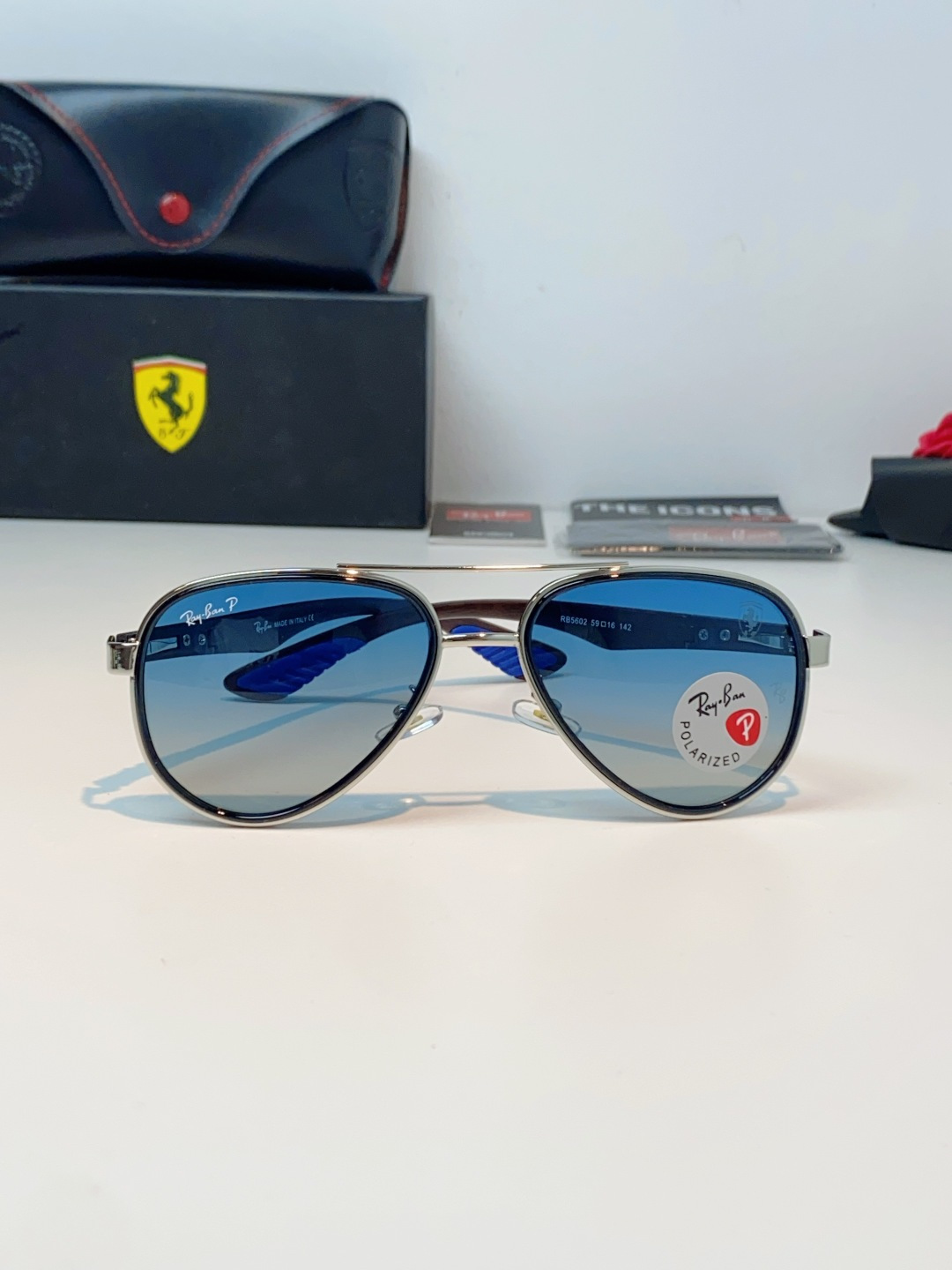 RayBan雷朋 × 法拉利 2026新款联名飞行员偏光太阳镜 | 速度与经典的碰撞这副墨镜以经典的飞行