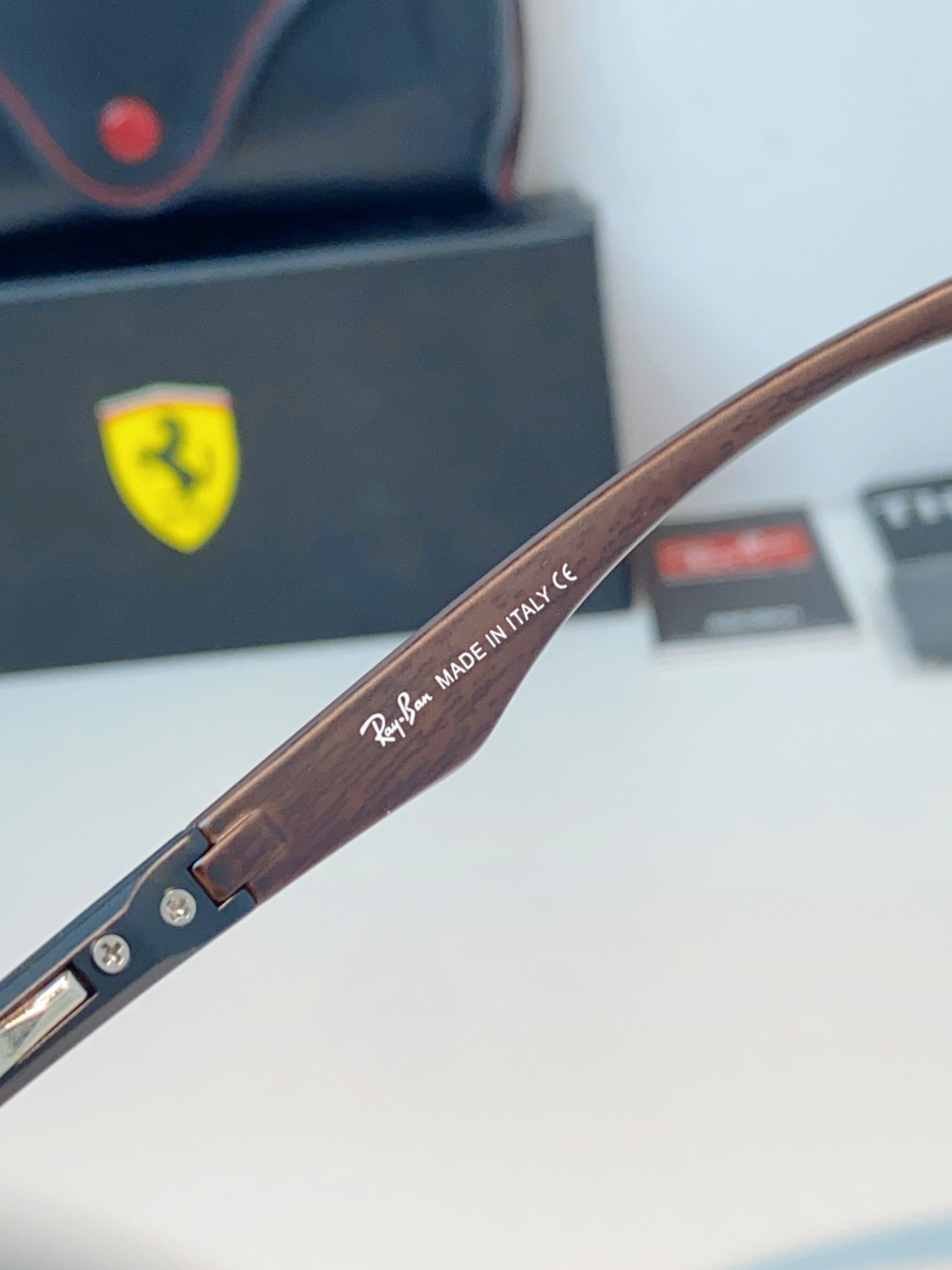 RayBan雷朋 × 法拉利 2026新款联名飞行员偏光太阳镜 | 速度与经典的碰撞这副墨镜以经典的飞行