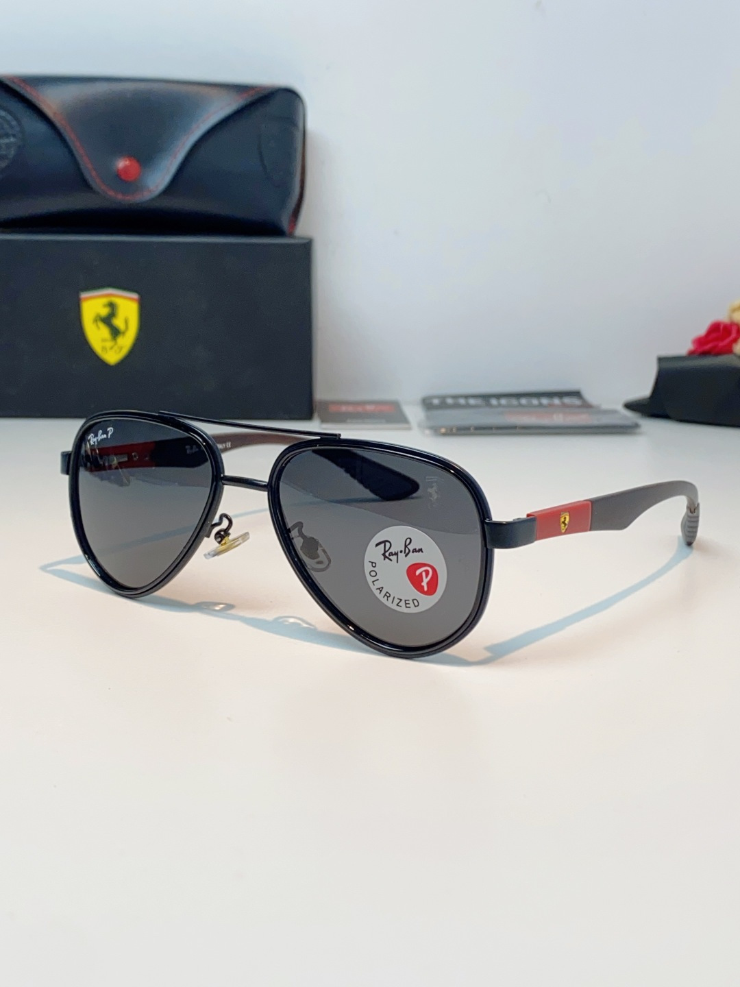 RayBan雷朋 × 法拉利 2026新款联名飞行员偏光太阳镜 | 速度与经典的碰撞这副墨镜以经典的飞行