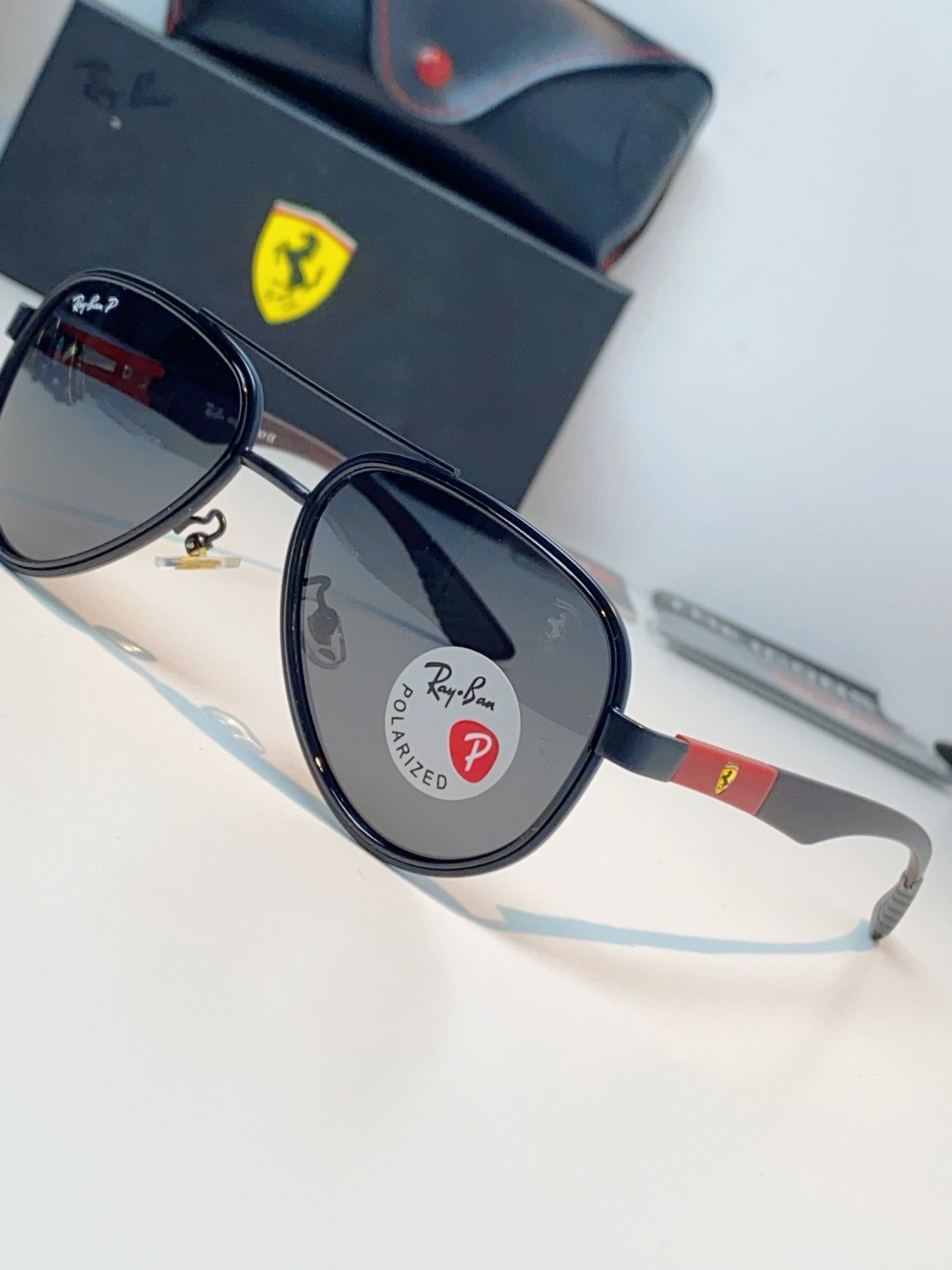 RayBan雷朋 × 法拉利 2026新款联名飞行员偏光太阳镜 | 速度与经典的碰撞这副墨镜以经典的飞行