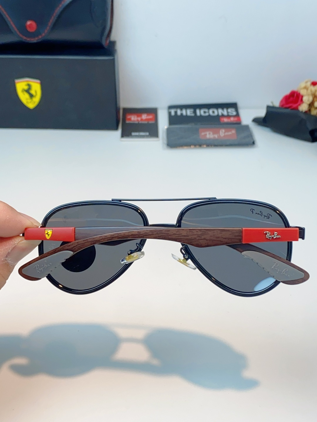 RayBan雷朋 × 法拉利 2026新款联名飞行员偏光太阳镜 | 速度与经典的碰撞这副墨镜以经典的飞行
