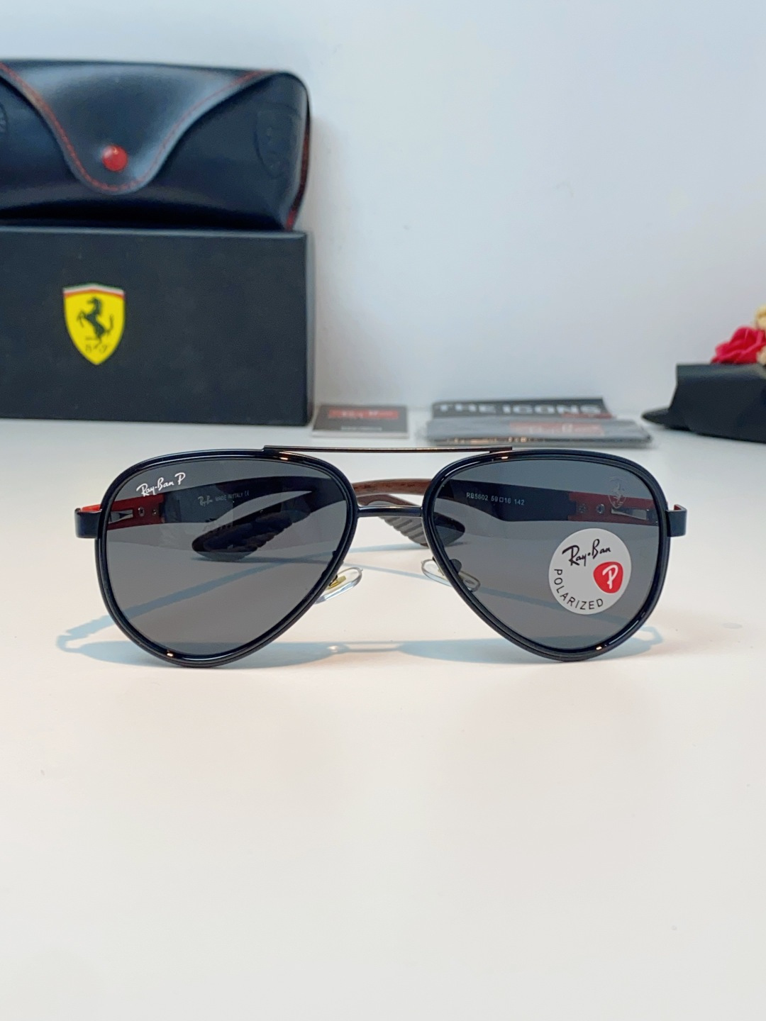 RayBan雷朋 × 法拉利 2026新款联名飞行员偏光太阳镜 | 速度与经典的碰撞这副墨镜以经典的飞行