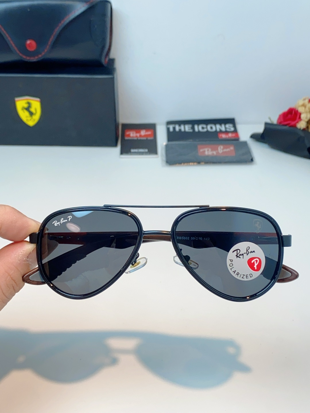 RayBan雷朋 × 法拉利 2026新款联名飞行员偏光太阳镜 | 速度与经典的碰撞这副墨镜以经典的飞行
