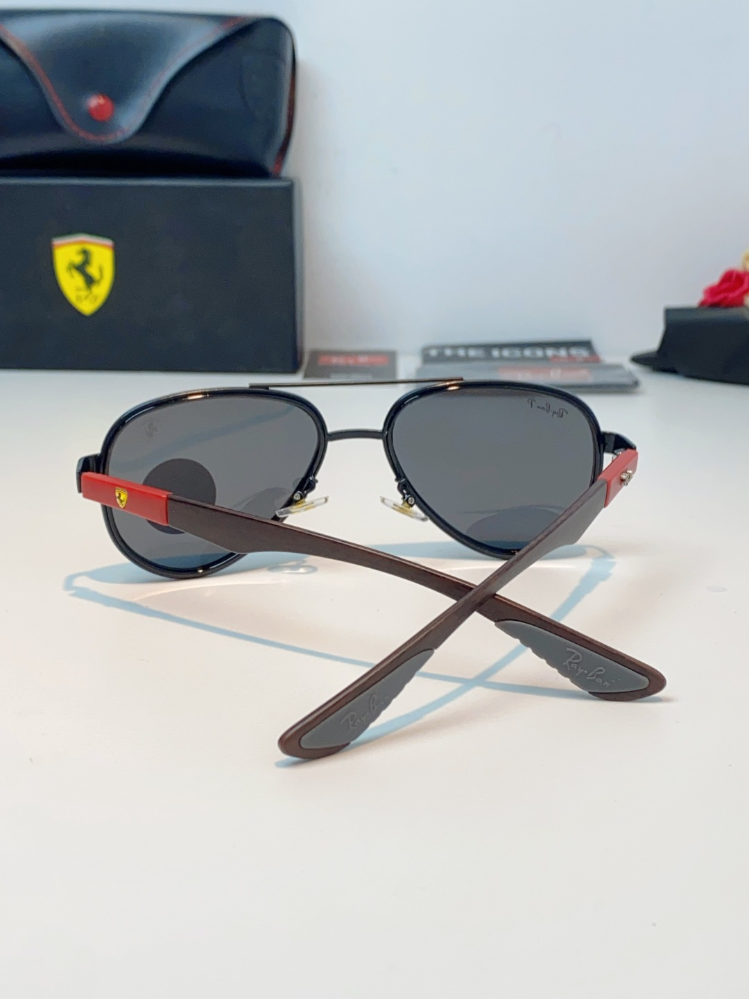 RayBan雷朋 × 法拉利 2026新款联名飞行员偏光太阳镜 | 速度与经典的碰撞这副墨镜以经典的飞行