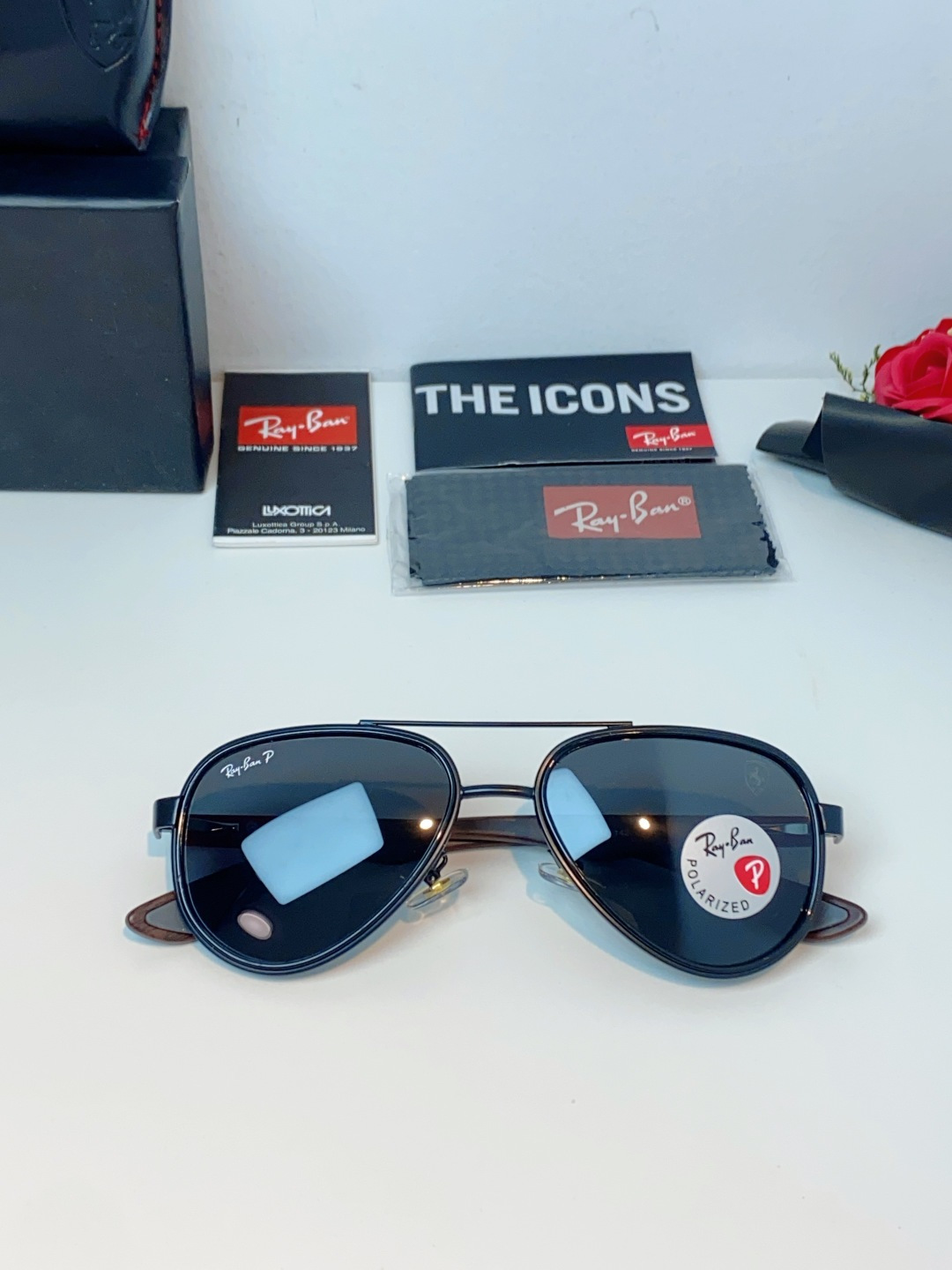 RayBan雷朋 × 法拉利 2026新款联名飞行员偏光太阳镜 | 速度与经典的碰撞这副墨镜以经典的飞行