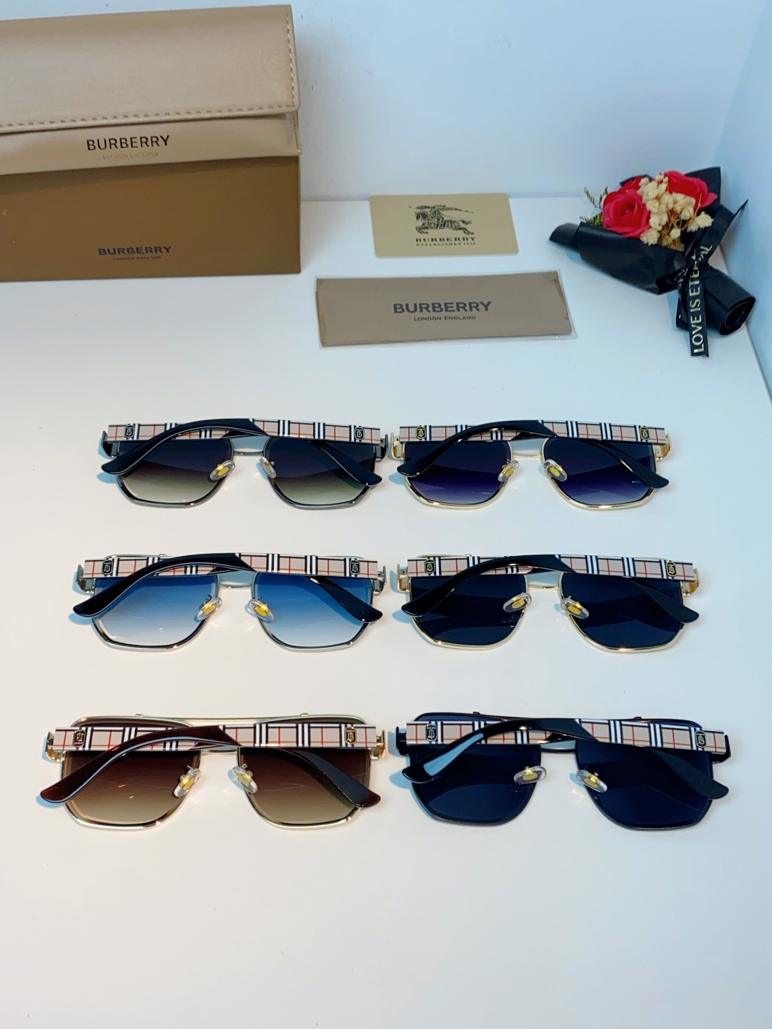 Burberry巴宝莉 2026新款双梁男士方框墨镜，纯正英伦格调，经典格纹再度回归，亮泽金边勾勒利落方