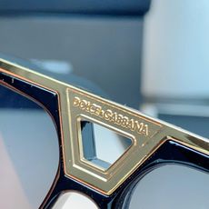 Dolce&Gabbana杜嘉班纳 2026重磅方正大框墨镜,自带意式奢华气场。亮黑高光泽粗框搭配立体金 Dolce&Gabbana杜嘉班纳 2026重磅方正大框墨镜,自带意式奢华气场。亮黑高光泽粗框搭配立体金
