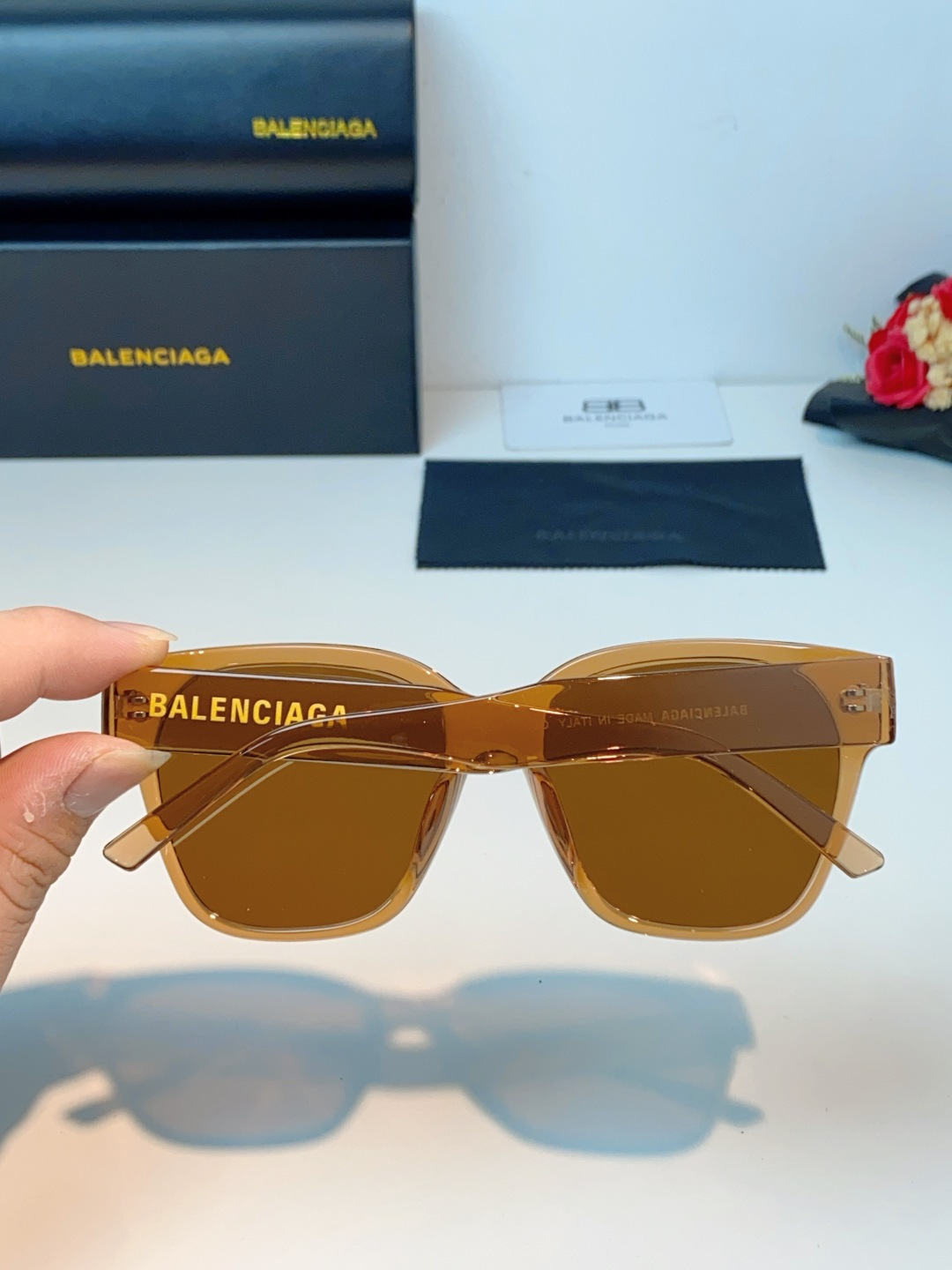 Balenciaga巴黎世家 2026新款先锋街头设计风格，这副经典方框墨镜兼顾日常百搭与潮流辨识度。亮