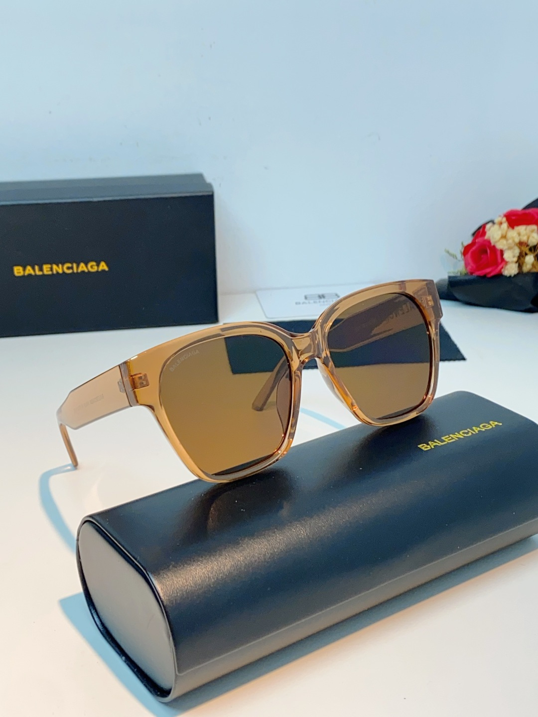 Balenciaga巴黎世家 2026新款先锋街头设计风格，这副经典方框墨镜兼顾日常百搭与潮流辨识度。亮