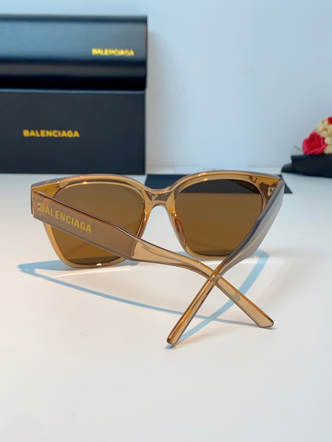 Balenciaga巴黎世家 2026新款先锋街头设计风格，这副经典方框墨镜兼顾日常百搭与潮流辨识度。亮