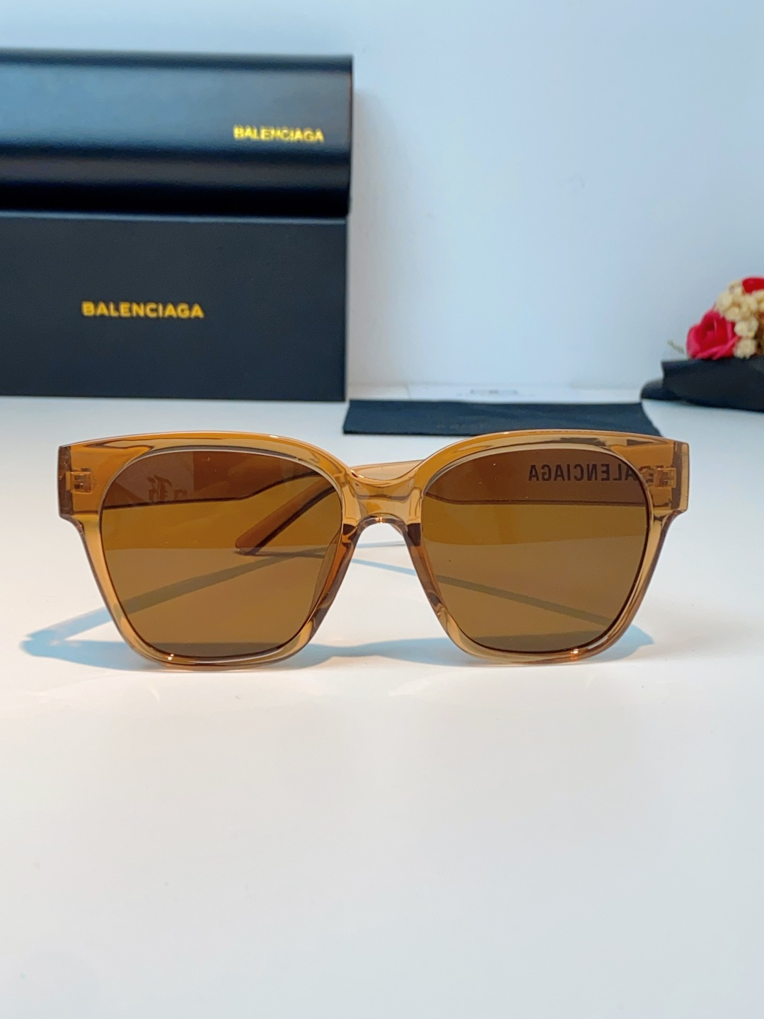 Balenciaga巴黎世家 2026新款先锋街头设计风格，这副经典方框墨镜兼顾日常百搭与潮流辨识度。亮