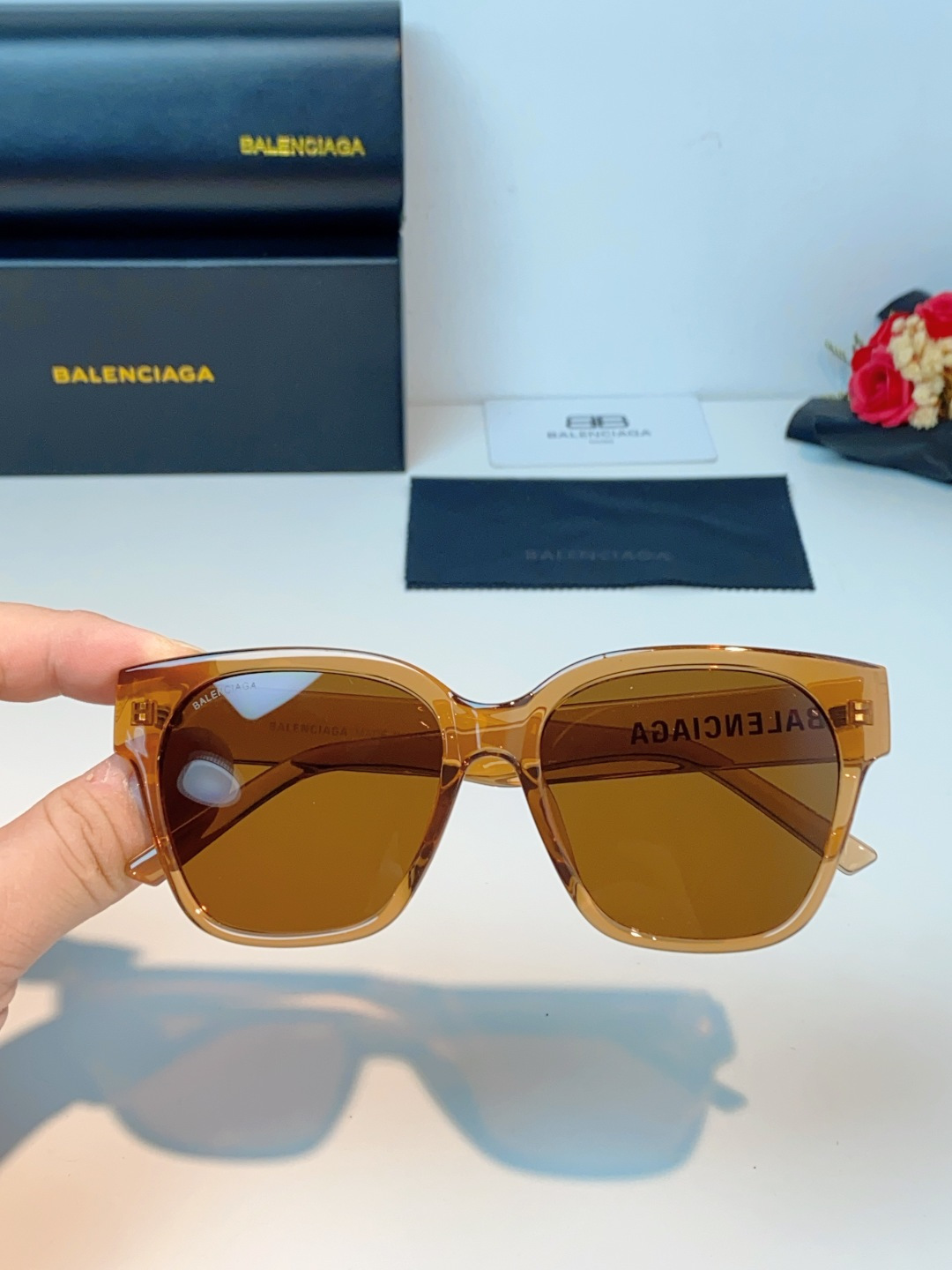 Balenciaga巴黎世家 2026新款先锋街头设计风格，这副经典方框墨镜兼顾日常百搭与潮流辨识度。亮