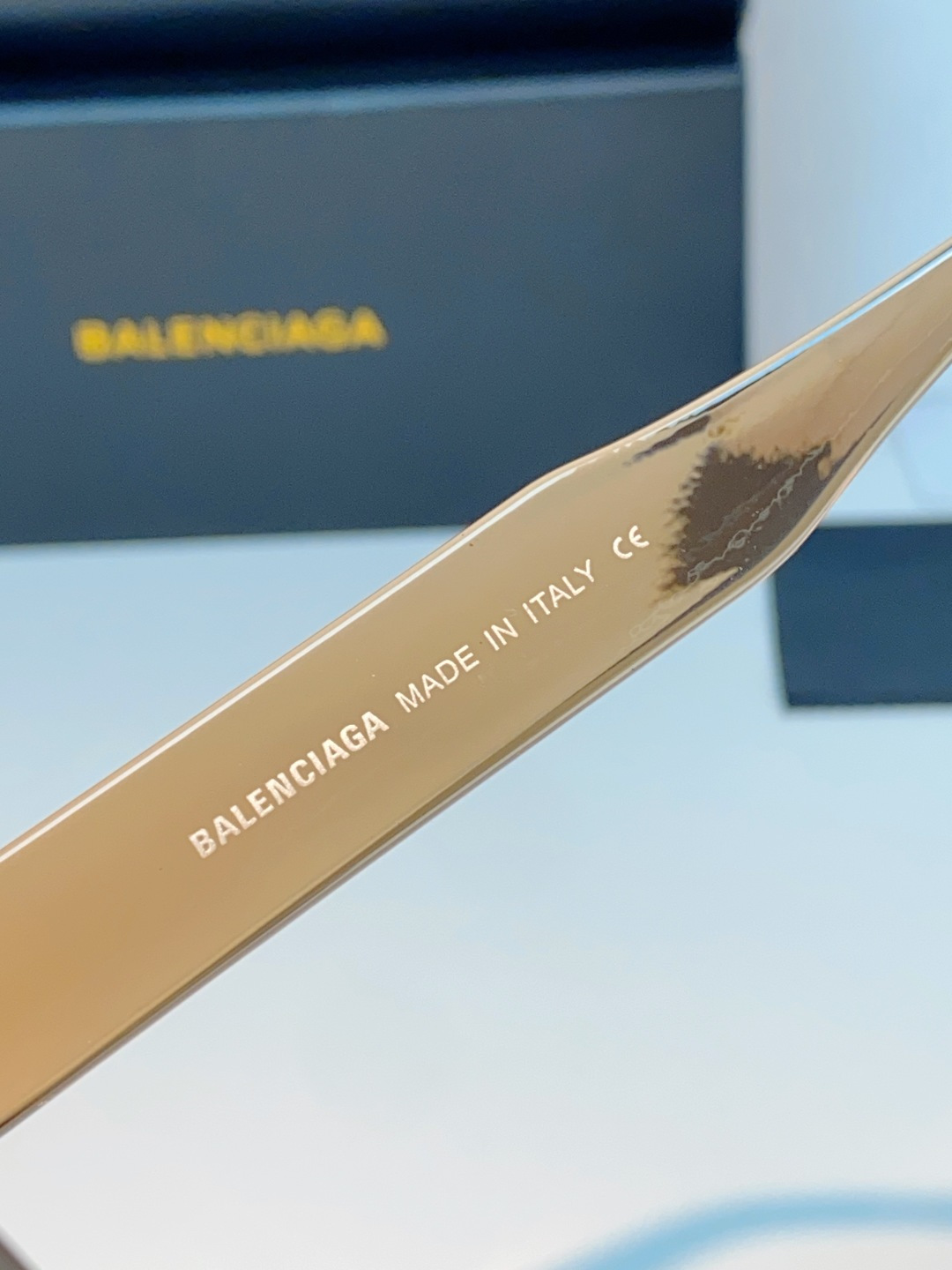 Balenciaga巴黎世家 2026新款先锋街头设计风格，这副经典方框墨镜兼顾日常百搭与潮流辨识度。亮