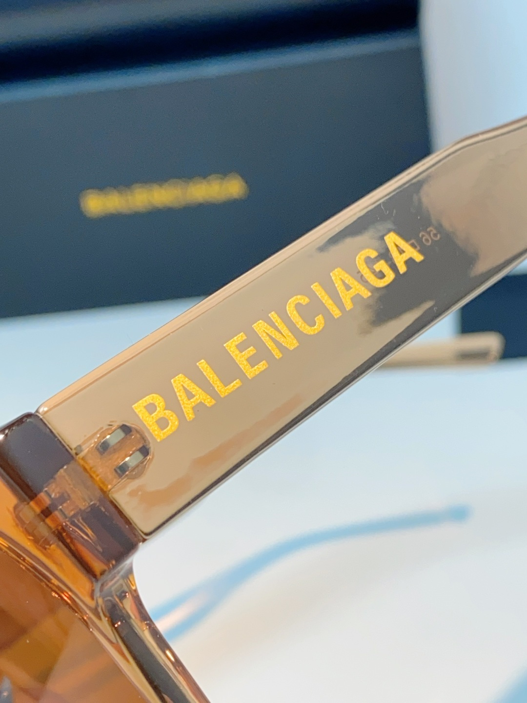 Balenciaga巴黎世家 2026新款先锋街头设计风格，这副经典方框墨镜兼顾日常百搭与潮流辨识度。亮